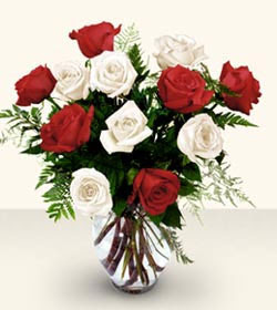  Polatlı uluslararası çiçek gönderme  6 adet kirmizi 6 adet beyaz gül cam içerisinde