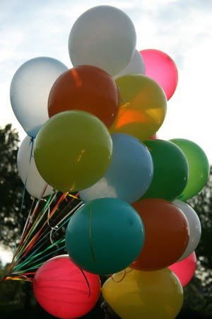27 adet farkli renklerde uçan balon demeti