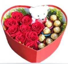 Kalp içerisinde 8 gül 9 çikolata ve ayıcık  internetten çiçek siparişi 