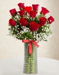 11 Adet kırmızı gül 1 adet kalp çubuk vazoda  çiçekçi mağazası 